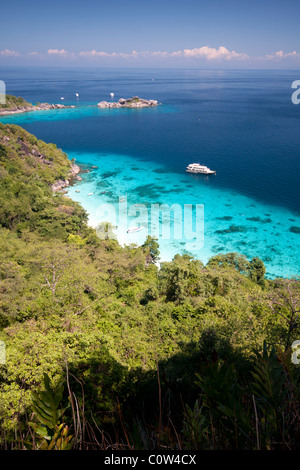 Schöne smaragdgrüne Wasser der Similan Marine Nationalpark in der Andamanensee in Thailand. Stockfoto