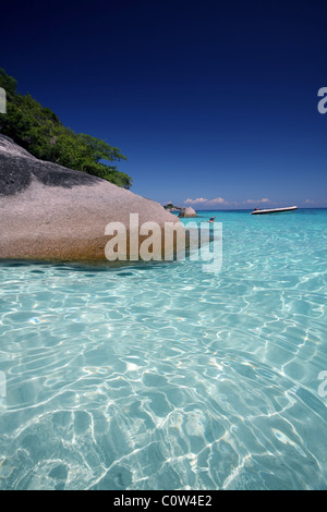 Schöne smaragdgrüne Wasser der Similan Marine Nationalpark in der Andamanensee in Thailand. Stockfoto