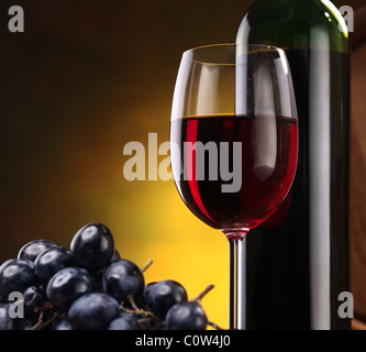 Stilleben mit Flasche, Glas und Trauben Stockfoto