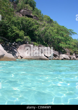 Schöne smaragdgrüne Wasser der Similan Marine Nationalpark in der Andamanensee in Thailand. Stockfoto