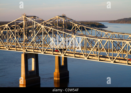 Die Natchez-Vidalia Brücken über den Mississippi River zwischen Vidalia, Louisiana und Natchez, Mississippi, Vereinigte Staaten. Stockfoto