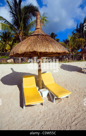 Mauritius Strand Urlaub Liegestühle und Sonnenschirm Stroh Stockfoto