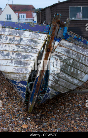 Hölzerne Angelboot/Fischerboot mit Split-Bogen Stockfoto