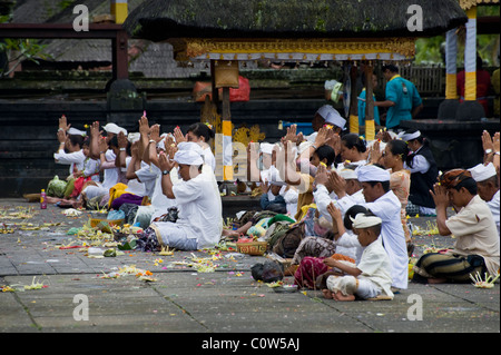 Hinduistischen Anbeter kommen, um am beten, dass wichtige Tempel in Bali, Indonesien, Besakih oder der "Muttertempel" genannt. Stockfoto