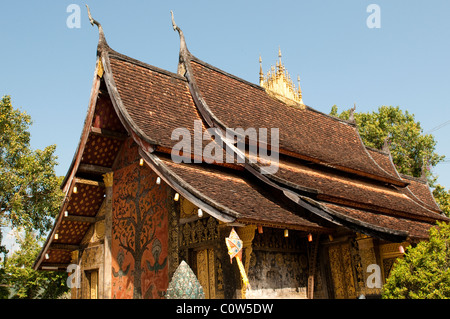 Außenseite der Haupttempel oder SIM-Karte mit Mosaik Darstellung Flamme Baum, Wat Xiang Thong, Luang Prabang, Laos Stockfoto