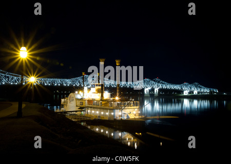 Dampfschiff auf der Natchez-Vidalia Brücken über den Mississippi River zwischen Vidalia, Louisiana und Natchez, Mississippi, Vereinigte Staaten Stockfoto