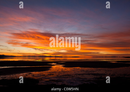 Atemberaubende Sonnenuntergänge von Antelope Island und dem großen Salzsee in der Nähe von Syrakus Utah Stockfoto