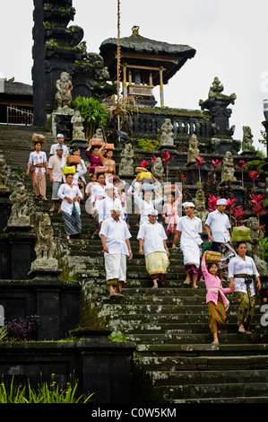 Hinduistischen Anbeter in Bali, Indonesien, gehen Sie zu der "Muttertempel" oder Besakih, der wichtigste Tempel, den Vollmond zu feiern. Stockfoto