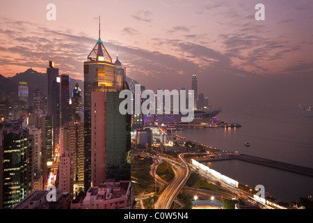 Malerische seligen urban Sonnenuntergang in Hong Kong nightscape Stockfoto