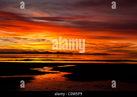 Atemberaubende Sonnenuntergänge von Antelope Island und dem großen Salzsee in der Nähe von Syrakus Utah Stockfoto