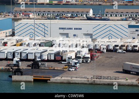 Transport- und LKW-Anhängern in der Stadt Hafen Kai Cadiz Spanien geparkt Stockfoto