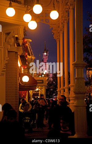 Hauptstraße in Disneyland Paris in Frankreich am Abend Stockfoto