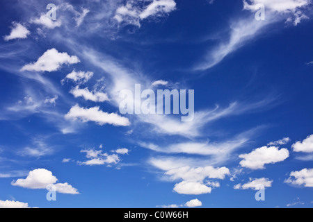 Einige verstreuten und wispy Wolken am blauen Himmel über ländlichen Westen Oklahoma. Stockfoto