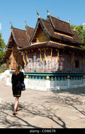 Außenseite der Roten Kapelle, Wat Xiang Thong, Luang Prabang, Laos Stockfoto