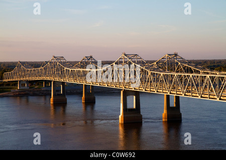 Die Natchez-Vidalia Brücken über den Mississippi River zwischen Vidalia, Louisiana und Natchez, Mississippi, Vereinigte Staaten. Stockfoto