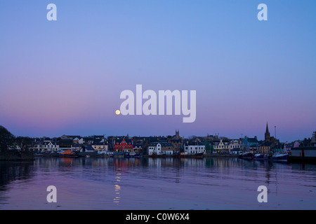 Stornoway Hafen bei Vollmond in der Abenddämmerung. Stockfoto