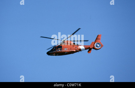 US Küstenwache Hubschrauber über der kalifornischen Küste. Stockfoto