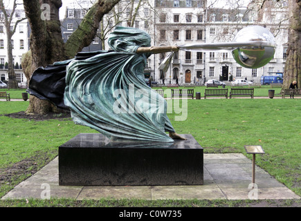 Kraft der Natur 11 Skulptur des Künstlers Lorenzo Quinn, gesehen hier in Berkley Square, London, England. Stockfoto