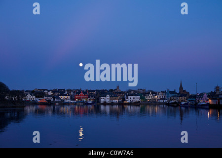 Mondaufgang über dem Hafen von Stornoway. Stockfoto