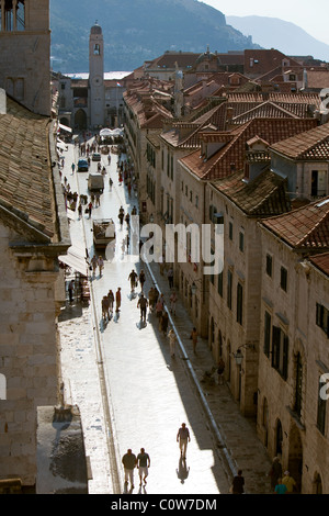 Touristen in Dubrovnik zu Fuß entlang der Hauptstraße. Stockfoto