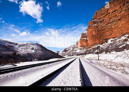 Ein schöner Winterszene aus Eisenbahnschienen in den roten Felsen in der Nähe von Echo, Utah Stockfoto