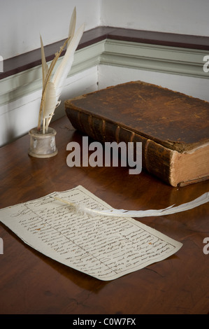 Federkiel & alten handschriftlichen Brief mit antiken Buch Stockfoto