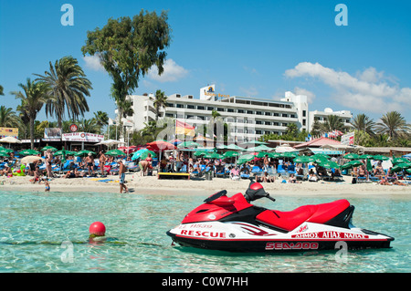 Jetski-Rettung im seichten Wasser am Strand Nissi Beach, Ayia Napa, Zypern, Europa, Mittelmeer Stockfoto