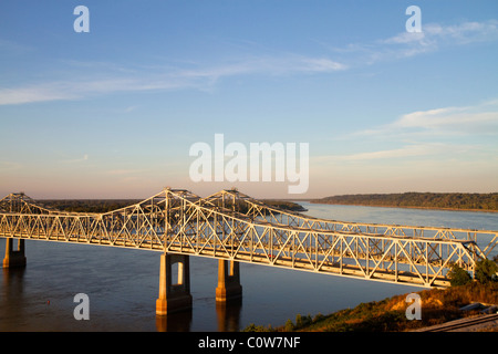 Die Natchez-Vidalia Brücken über den Mississippi River zwischen Vidalia, Louisiana und Natchez, Mississippi, Vereinigte Staaten. Stockfoto