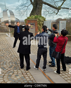 Touristen auf der Greenwich-Meridian-Linie zu posieren. Stockfoto