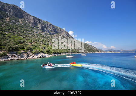 Eine atemberaubende Aussicht auf eine schöne Bucht mit türkisfarbenem kristallklarem Wasser in der südlichen Türkei, Ägäis, Südtürkei, Europa Stockfoto
