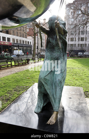 Kraft der Natur 11 Skulptur des Künstlers Lorenzo Quinn, gesehen hier in Berkley Square, London, England. Stockfoto