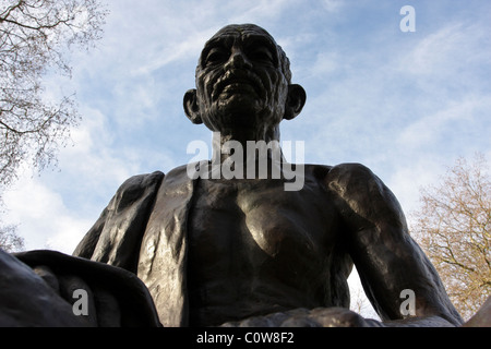 Statue von Mahatma Gandhi in Tavistock Square, London, England. Stockfoto