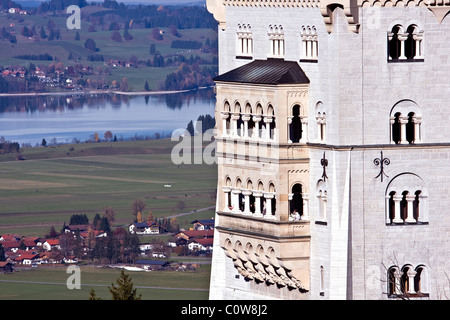 Schloss Neuschwanstein in Bayern neben der Stadt Füssen und das Dorf hinter dem Gebäude am Fluss, Deutschland Stockfoto