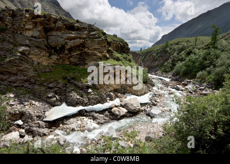 Sibirien. Schlucht des Gebirgsflusses Eheger unter Steinen, Felsen und Eis. Ost-Sajan-Gebirge. Wilde Natur. Republik Burjatien, Russland Stockfoto