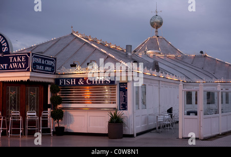 Fisch & Chip Restaurant am Pier von Brighton Stockfoto