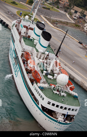 Altmodisches Schiff als Kreuzfahrt Schiff ankommenden Morgen in Korfu-Stadt Port verwendet wird. Stockfoto