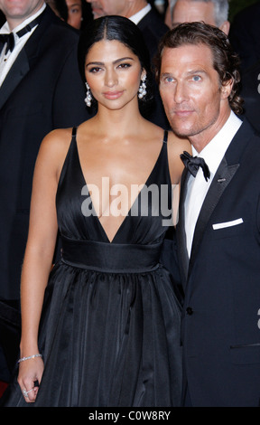 CAMILLA ALVES & MATTHEW MCCONAUGHEY 83. ACADEMY AWARDS RED CARPET Ankünfte KODAK THEATRE LOS ANGELES Kalifornien USA 27 Febr Stockfoto