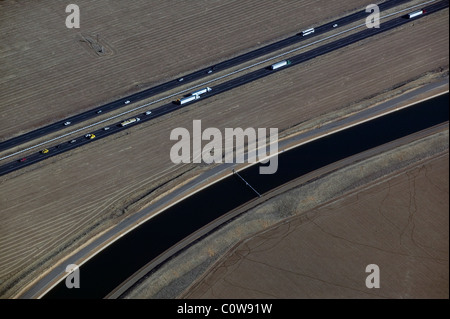 Luftaufnahme über dem interstate i-5 Aquädukt central Valley, Kalifornien Stockfoto