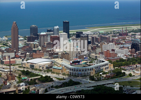 Luftaufnahme über der Innenstadt von Cleveland Ohio Stockfoto