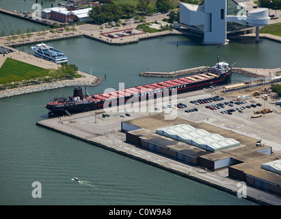 Luftaufnahme über dem Dampfschiff William G. Mather im Ruhestand Great Lakes Bulk Frachter angedockt Waterfront Cleveland Ohio Stockfoto