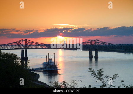 Dampfschiff auf der Natchez-Vidalia Brücken über den Mississippi River zwischen Vidalia, Louisiana und Natchez, Mississippi. Stockfoto