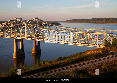 Die Natchez-Vidalia Brücken über den Mississippi River zwischen Vidalia, Louisiana und Natchez, Mississippi, Vereinigte Staaten. Stockfoto