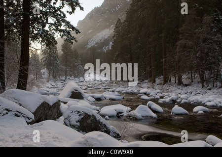 Merced River im Winter, Yosemite-Nationalpark. Stockfoto