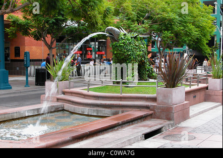 Brunnen auf der Third Street Promenade, die wichtigste Einkaufsstraße in Santa Monica, Los Angeles, Kalifornien, USA. Stockfoto