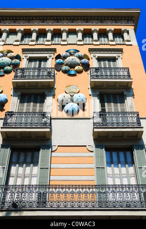 Fassade des "Casa Bruno Cuadros", auch bekannt als 'Casa Dels Paraigües"(Haus der Schirme) auf La Rambla 82, Barcelona, Spanien. Stockfoto