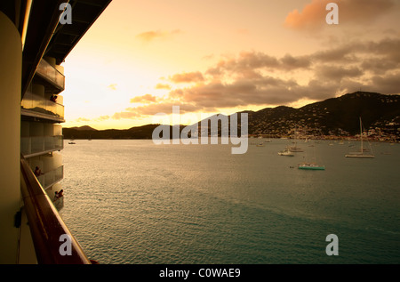 St. Thomas Hafen bei Sonnenuntergang, aus der Sicht von einem Kreuzfahrtschiff Stockfoto