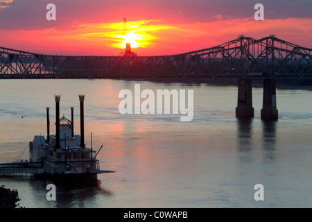 Dampfschiff auf der Natchez-Vidalia Brücken über den Mississippi River zwischen Vidalia, Louisiana und Natchez, Mississippi. Stockfoto