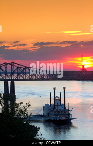 Dampfschiff auf der Natchez-Vidalia Brücken über den Mississippi River zwischen Vidalia, Louisiana und Natchez, Mississippi. Stockfoto