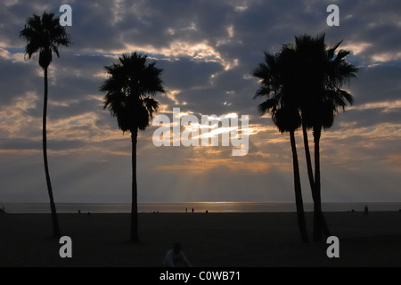 Sonnenstrahlen brach durch die Wolken bei Sonnenuntergang Oktober am Venice Beach, Kalifornien, USA. Stockfoto