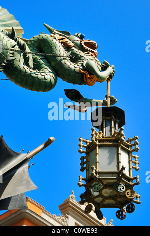 Chinesische Drachen an Fassade des frühen modernistischen Gebäude "Casa Bruno Cuadros" auf La Rambla 82, Barcelona, Spanien. Stockfoto